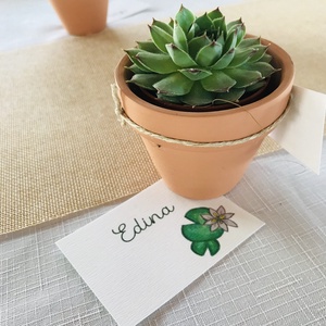 A Szeretet Örök Ígérete: Kézműves Kövirózsa Vendégajándék - Meska.hu