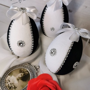 Fekete-fehér bársony húsvéti tojás dekoráció � 10 cm, felakasztható, romantikus vintage stílus - ünnepi díszek, dekorációk - húsvéti díszek és dekorációk - húsvéti asztaldíszek - Meska.hu