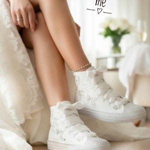 Menyasszonyi tornacipő csipkével és strasszkövekkel � kényelmes, egyedi esküvői cipő - esküvő - cipő és cipőklipsz - Meska.hu