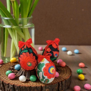 Matyó mintás húsvéti tojás � textillel borított népi dekoráció, selyem zsinórral, 10 cm - ünnepi díszek, dekorációk - húsvéti díszek és dekorációk - húsvéti tojás, hímestojás - Meska.hu