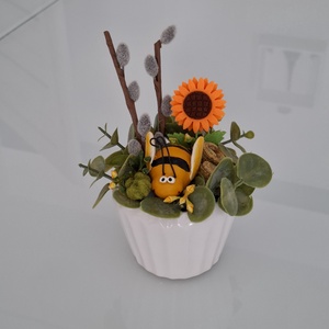 Tavaszi asztaldísz méhecskével - otthon & életmód - virágdekoráció - virágdíszek - asztali virágdísz - Meska.hu