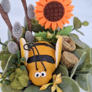 Tavaszi asztaldísz méhecskével - otthon & életmód - virágdekoráció - virágdíszek - asztali virágdísz - Meska.hu