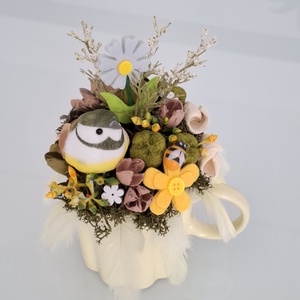 Tavaszi asztaldísz tollakkal  - otthon & életmód - virágdekoráció - virágdíszek - asztali virágdísz - Meska.hu