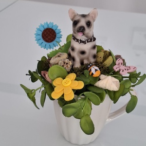 Kutyás asztaldísz bögrében - otthon & életmód - virágdekoráció - virágdíszek - asztali virágdísz - Meska.hu