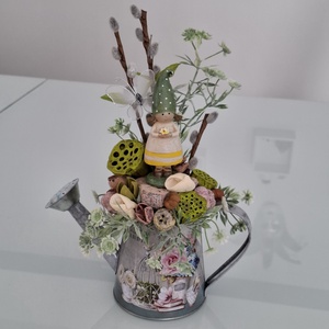 Tavaszi asztaldísz locsolóban - otthon & életmód - virágdekoráció - virágdíszek - asztali virágdísz - Meska.hu