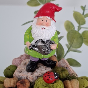 Törpés dekoráció locsolóban - otthon & életmód - virágdekoráció - virágdíszek - asztali virágdísz - Meska.hu