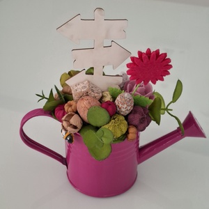 Tavaszi asztaldísz locsolókannában - otthon & életmód - virágdekoráció - virágdíszek - asztali virágdísz - Meska.hu