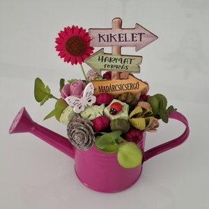 Tavaszi asztaldísz locsolókannában - otthon & életmód - virágdekoráció - virágdíszek - asztali virágdísz - Meska.hu