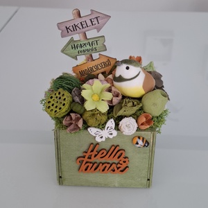 Fa ládikó madárral, útjelző táblával  - Meska.hu