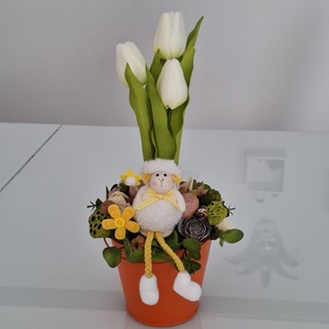 Tulipános asztaldísz báránnyal - otthon & életmód - virágdekoráció - virágdíszek - virágdísz kaspóban - Meska.hu