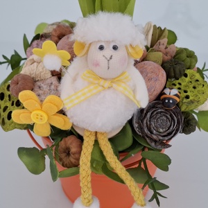 Tulipános asztaldísz báránnyal - otthon & életmód - virágdekoráció - virágdíszek - virágdísz kaspóban - Meska.hu