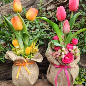 Tavaszi tulipánok Juta kaspóban, asztaldisz  - Meska.hu