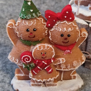 Karácsonyi gyertya, mézeskalács család - karácsony - karácsonyi lakásdekoráció - karácsonyi illatgyertya, mécses - Meska.hu