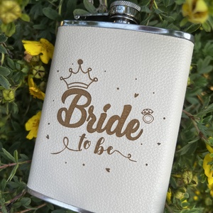 Lánybúcsús bőr flaska - Bride to be, Esküvő, Lánybúcsú, Gravírozás, pirográfia, 80 oz méretű, krém színű bőrrel bevont, bride to be felirattal gravírozott fém flaska.

Egyedi aján..., MESKA