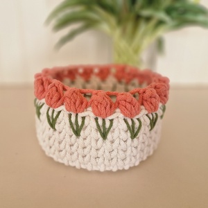 Horgolt tulipános kosár, lazac-ekrü  - Meska.hu