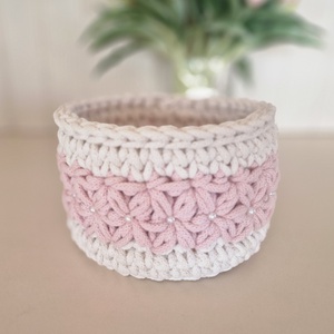 Horgolt kosár virágmintával, gyöngyökkel  - Meska.hu