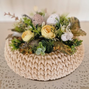  Horgolt tavaszi, húsvéti koszorú vanília színben - otthon & életmód - virágdekoráció - virágdíszek - dekor koszorúk, kopogtatók - Meska.hu