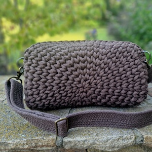 Horgolt, kávébarna válltáska/crossbody táska egyedi béléssel - táska & tok - kézitáska & válltáska - vállon átvethető táska - Meska.hu