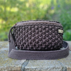 Horgolt, kávébarna válltáska/crossbody táska egyedi béléssel - táska & tok - kézitáska & válltáska - vállon átvethető táska - Meska.hu