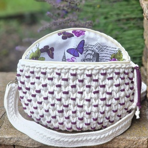 Kézzel horgolt, ekrü-mályva bogyós válltáska/crossbody pillangós béléssel, Táska & Tok, Kézitáska & válltáska, Vállon átvethető táska, Horgolás, Varrás, MESKA