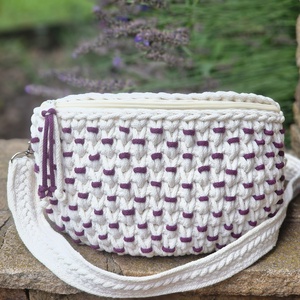 Kézzel horgolt, ekrü-mályva bogyós válltáska/crossbody pillangós béléssel - táska & tok - kézitáska & válltáska - vállon átvethető táska - Meska.hu
