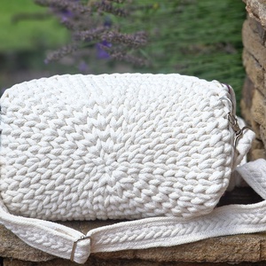 Kézzel horgolt, ekrü-mályva bogyós válltáska/crossbody pillangós béléssel - táska & tok - kézitáska & válltáska - vállon átvethető táska - Meska.hu