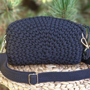Fekete horgolt  crossbody táska kékeszöld csillogással - táska & tok - kézitáska & válltáska - vállon átvethető táska - Meska.hu