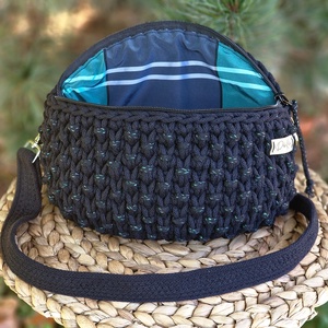 Fekete horgolt  crossbody táska kékeszöld csillogással - táska & tok - kézitáska & válltáska - vállon átvethető táska - Meska.hu