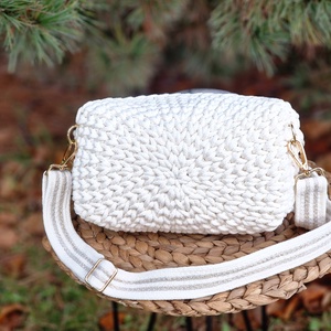 Ekrü horgolt  crossbody táska aranyos csillogással - táska & tok - kézitáska & válltáska - vállon átvethető táska - Meska.hu
