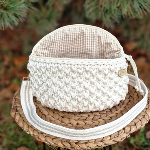 Ekrü horgolt  crossbody táska aranyos csillogással - táska & tok - kézitáska & válltáska - vállon átvethető táska - Meska.hu
