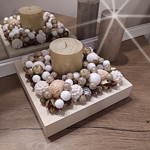 Karácsonyi asztali dekoráció gyertyával, arany-fehér színben   - karácsony - karácsonyi lakásdekoráció - Meska.hu