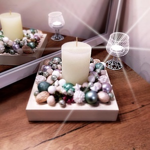 Karácsonyi asztali dekoráció gyertyával, halvány pasztell zöldes színben   - Meska.hu