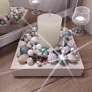 Karácsonyi asztali dekoráció gyertyával, halvány pasztell zöldes színben   - karácsony - karácsonyi lakásdekoráció - Meska.hu