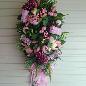 Romantikus rózsaszínes ajtódísz kézzel készítve  hosszúkás formában, 60 cm hosszú-30 cm széles, Otthon & Életmód, Dekoráció, Ajtó- és ablak dekoráció, Ajtódísz & Kopogtató, Virágkötés, MESKA