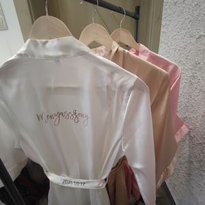 Esküvői készülődő köntös � menyasszonyi és koszorúslány felirattal, egyedi névvel - Meska.hu