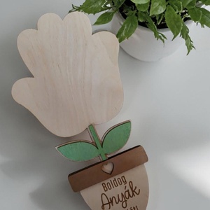 Anyáknapi kézlenyomatos virág, Baba - mama, Babaemlékek, Baba emlékőrző, Gravírozás, pirográfia, Festett tárgyak, Egy szívhez szóló személyes ajándék, melyhez a gyermek tenyérlenyomata adja a virágfejet. 
Bölcsibe..., MESKA