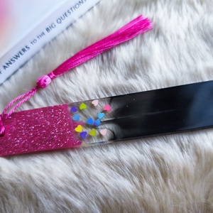 Epoxy könyvjelző, vidám szívecskékkel - otthon & életmód - dekoráció - dísztárgy - Meska.hu