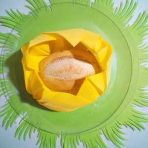 Tavi Rózsa formájú hajtogatott szalvéta Airlaid asztali dekoráció 1db - kellékek & szerszámok - papír - szalvéta - Meska.hu