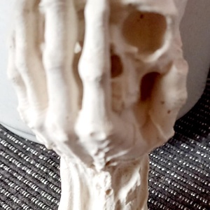 Halálfej kézben tartva (Gipsz figurák), Otthon & Életmód, Dekoráció, Halloween, Halloweeni figurák, Gipszöntés, Mindenmás, MESKA