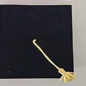 Bársony papírdoboz ballagási sapi 12x4cm ékszertartó (Ballagás) - otthon & életmód - papír, írószer - ajándékozás kellékei - pénzátadó doboz - Meska.hu