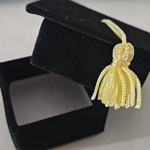 Bársony papírdoboz ballagási sapi 2,5x6cm ékszertartó (Ballagás), Otthon & Életmód, Papír, írószer, Ajándékozás kellékei, Pénzátadó doboz, , MESKA