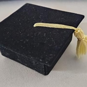 Bársony papírdoboz ballagási sapi 2,5x6cm ékszertartó (Ballagás) - otthon & életmód - papír, írószer - ajándékozás kellékei - pénzátadó doboz - Meska.hu