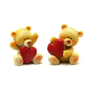 Maci szívvel ülő 4,5cm x 3,5cm kétféle választható (Figurák), Otthon & Életmód, Dekoráció, Dísztárgy, Kerámia, MESKA