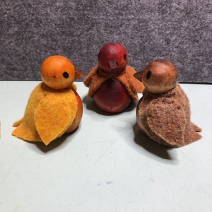 Madár-filcbe öltöztetett festett fabábú - kellékek & szerszámok - dekorációs kellékek - figurák - Meska.hu