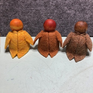 Madár-filcbe öltöztetett festett fabábú - kellékek & szerszámok - dekorációs kellékek - figurák - Meska.hu