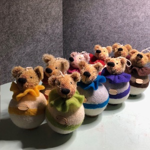 Színes gyapjú gombóc mackók - Meska.hu