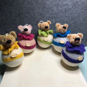 Színes gyapjú gombóc mackók - karácsony - karácsonyi lakásdekoráció - karácsonyfadíszek - Meska.hu