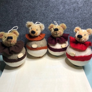 Színes gyapjú gombóc mackók - karácsony - karácsonyi lakásdekoráció - karácsonyfadíszek - Meska.hu