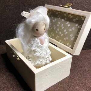 Csipke ruhás fababa-gravírozott díszdobozban - Meska.hu