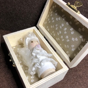 Csipke ruhás fababa-gravírozott díszdobozban - művészet - más művészeti ág - Meska.hu